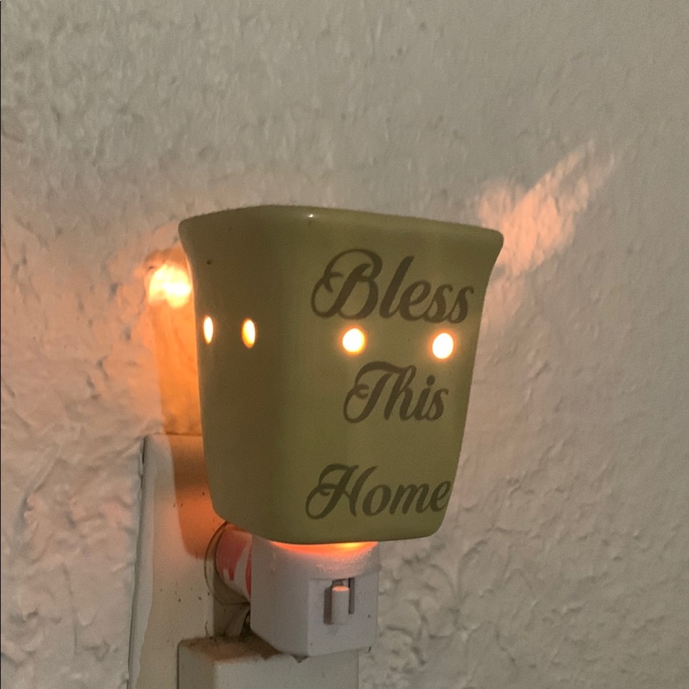 Scensy Vintage wall light and candle burner on top. Light melts the candle.